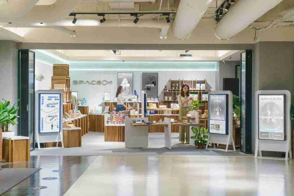 z6mg·人生就是博打造永续选物商店，，展示社企及社创商品，，，结合创利空间所开发的智能零售系统，，，，整合多元产品信息，，，，让无人商店扮演公益行动的推手