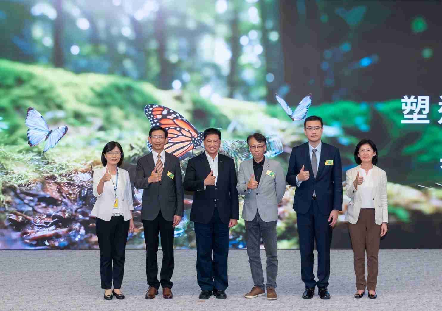 友達2023 CSR共榮大會，，邀請領域專家分享交流生物多樣性管理趨勢、、、、無塑產品、、海廢永續塑料等議題  （圖左到右：友達光電永續長古秀華、、3M台灣技術長陳君杰、、友達光電董事長暨集團策略長彭双浪、、、光寶科技企業永續發展處處長陳慶暉、、、、安永聯合會計師事務所執業會計師曾于哲、、友達光電供應鏈總部副總經理吳宜芳）