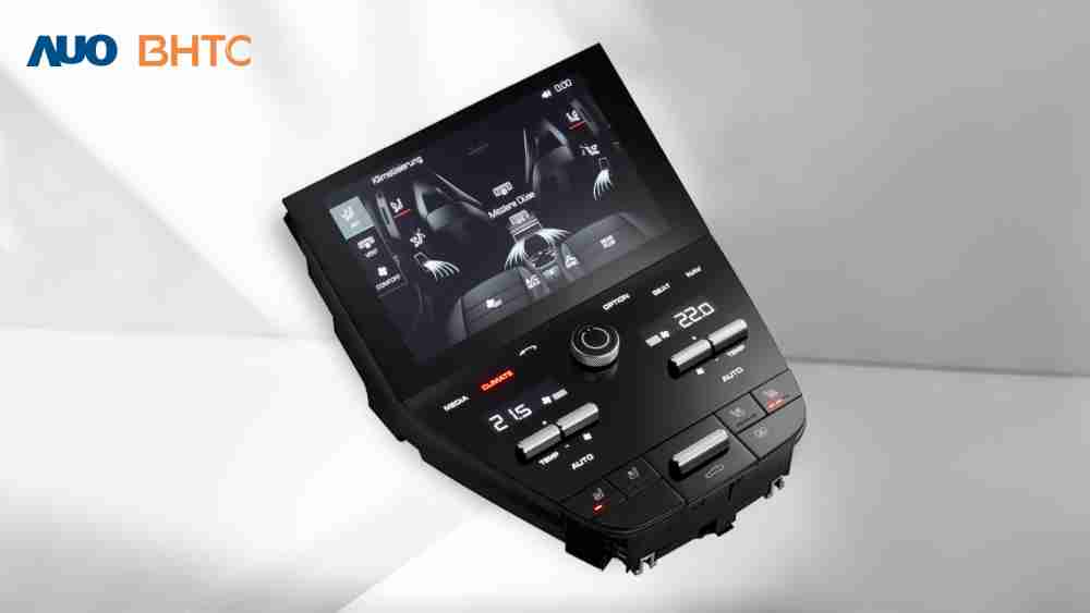 作為友達新生力軍，，BHTC所展示的中央與後座鞍部的Display HMI產品，，可處理多區恆溫控制、、、顯示畫面，，，呈現仿真3D車室分區；以力傳感技術精準傳遞觸感，，，並結合音量及震動反饋，，防止意外啟動，，提供使用者自然流暢、、、直觀且輕鬆駕馭的舒適介面
