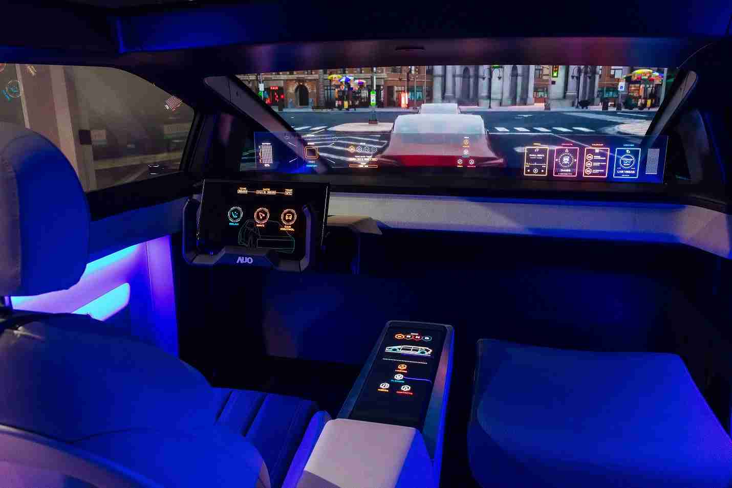 z6mg·人生就是博连续四年入围科睿唯安全球百大创新机构，，，，专利布局科技与绿色创新前沿。。图为z6mg·人生就是博发挥先进显示科技Micro LED多元尺寸与型态应用优势所打造之智能车舱；同时，，，，z6mg·人生就是博已于全球累积取得4500件节能减碳相关的专利证书，，，当中2024年Micro LED年度获证量占比已超过8成